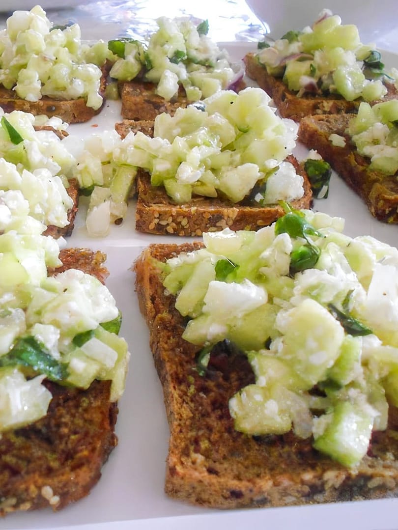 Crostini con Insalata di Cetrioli Greca
