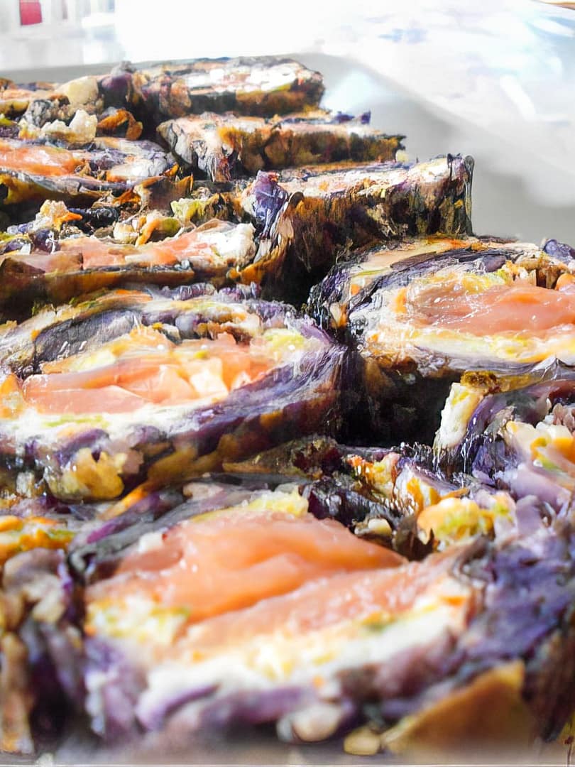 Rotolo di Patate Viola con Caprino, Fiori di Zucca e Salmone