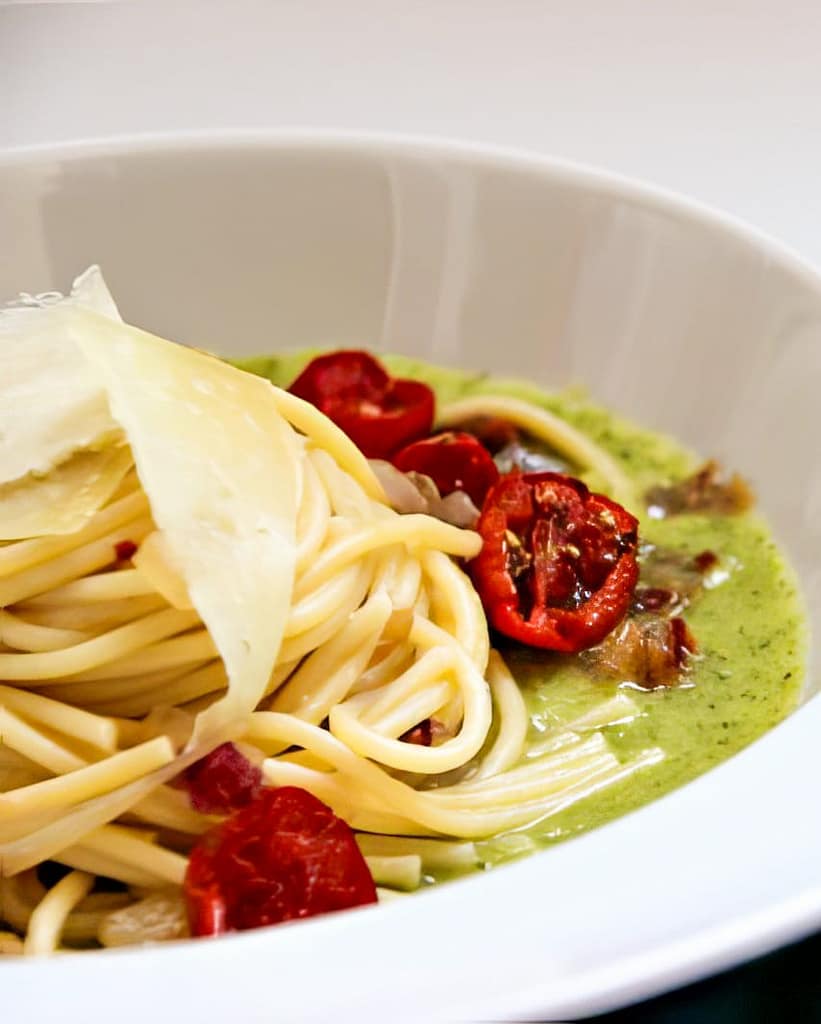 SPAGHETTI ALLA CIPOLLA E SCAGLIETTE DI PANCETTA SU CREMA DI ZUCCHINE CON POMODORINI E FORMAGGIO DI GROTTA