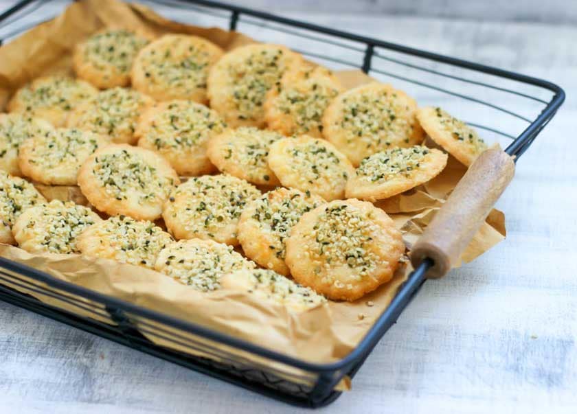 BISCOTTI AL PARMIGIANO CON SEMI DI CANAPA BISCOTTI AL PARMIGIANO CON SEMI DI CANAPA