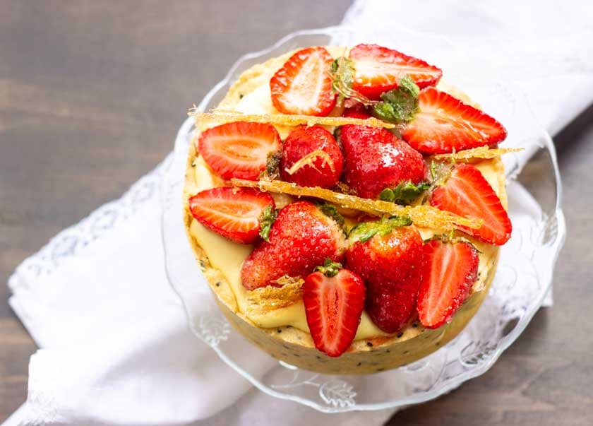 CROSTATA ALLA CREMA DI ZENZERO CON FRAGOLE CARAMELLATE CROSTATA ALLA CREMA DI ZENZERO CON FRAGOLE CARAMELLATE