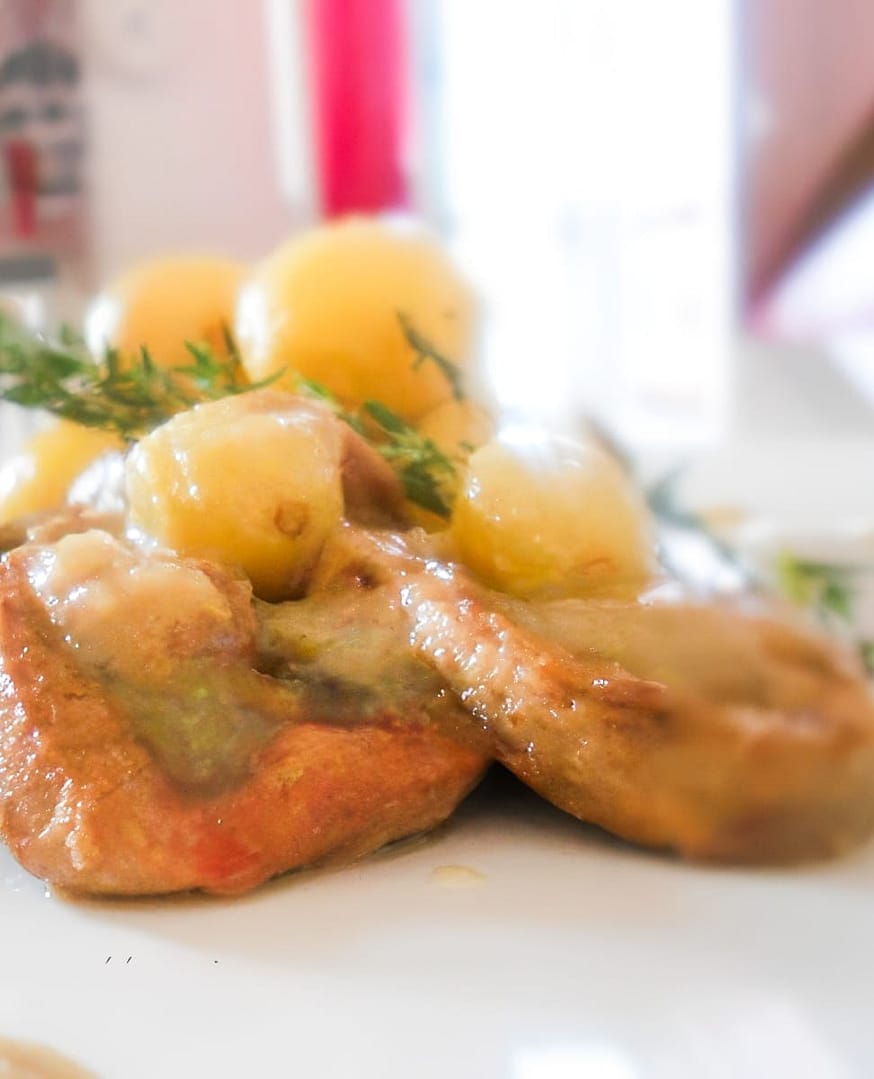 SCALOPPINE DI ROGNONE AL MARSALA CON SALSA ALL’UVA E PATATE NOVELLE AL TIMO (1)