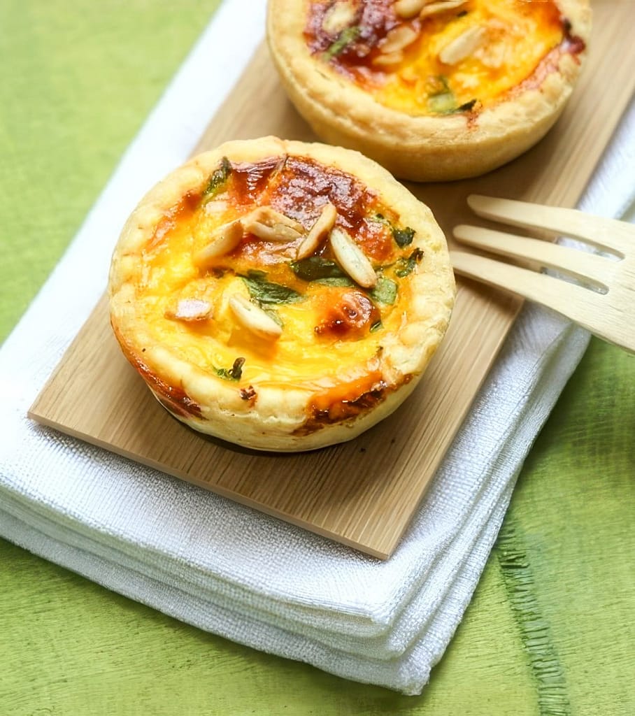 MINI QUICHE CON ZUCCHINE BASILICO E YOGURT