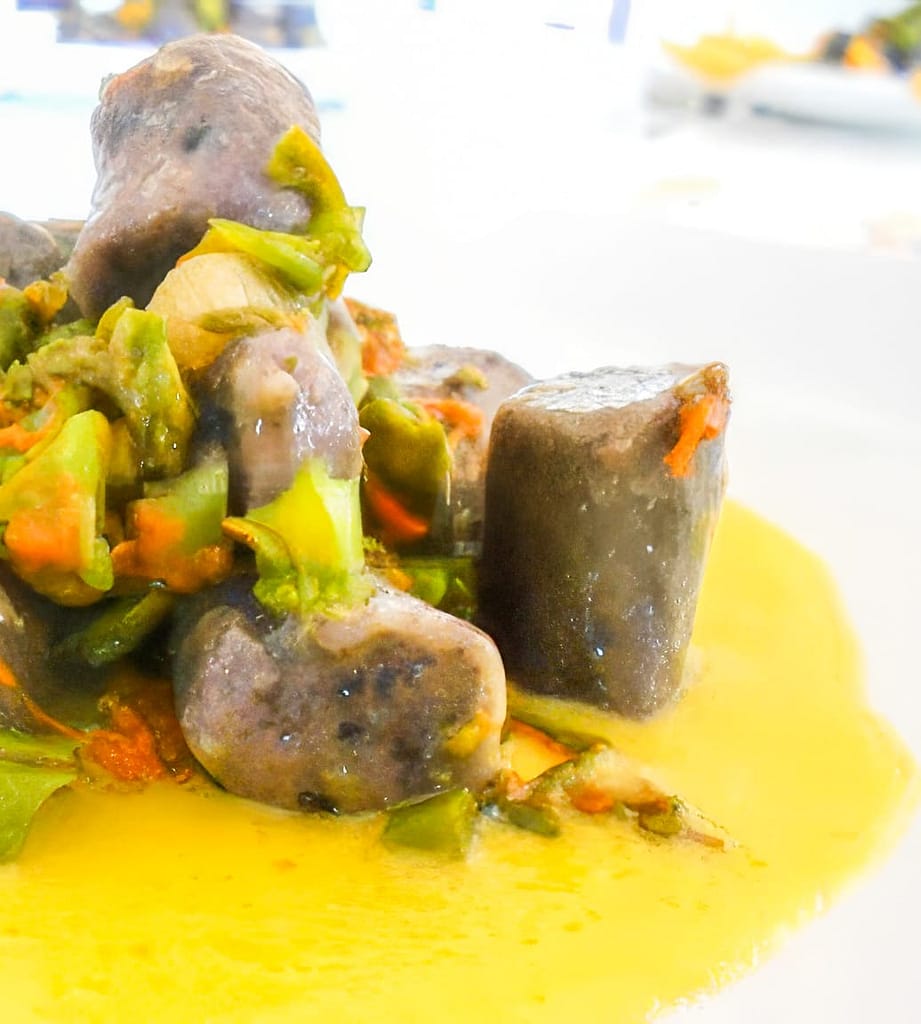 GNOCCHI DI PATATE VIOLA CON ASPARAGI,FIORI DI ZUCCA E SALSA AL GORGONZOLA E ZAFFERANO