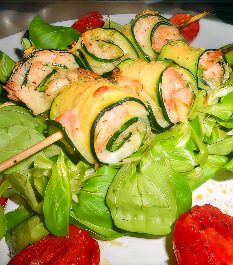 INVOLTINI DI SALMONE E ZUCCHINE NELLO STECCO CON POMODORINI CONFIT E SONCINO